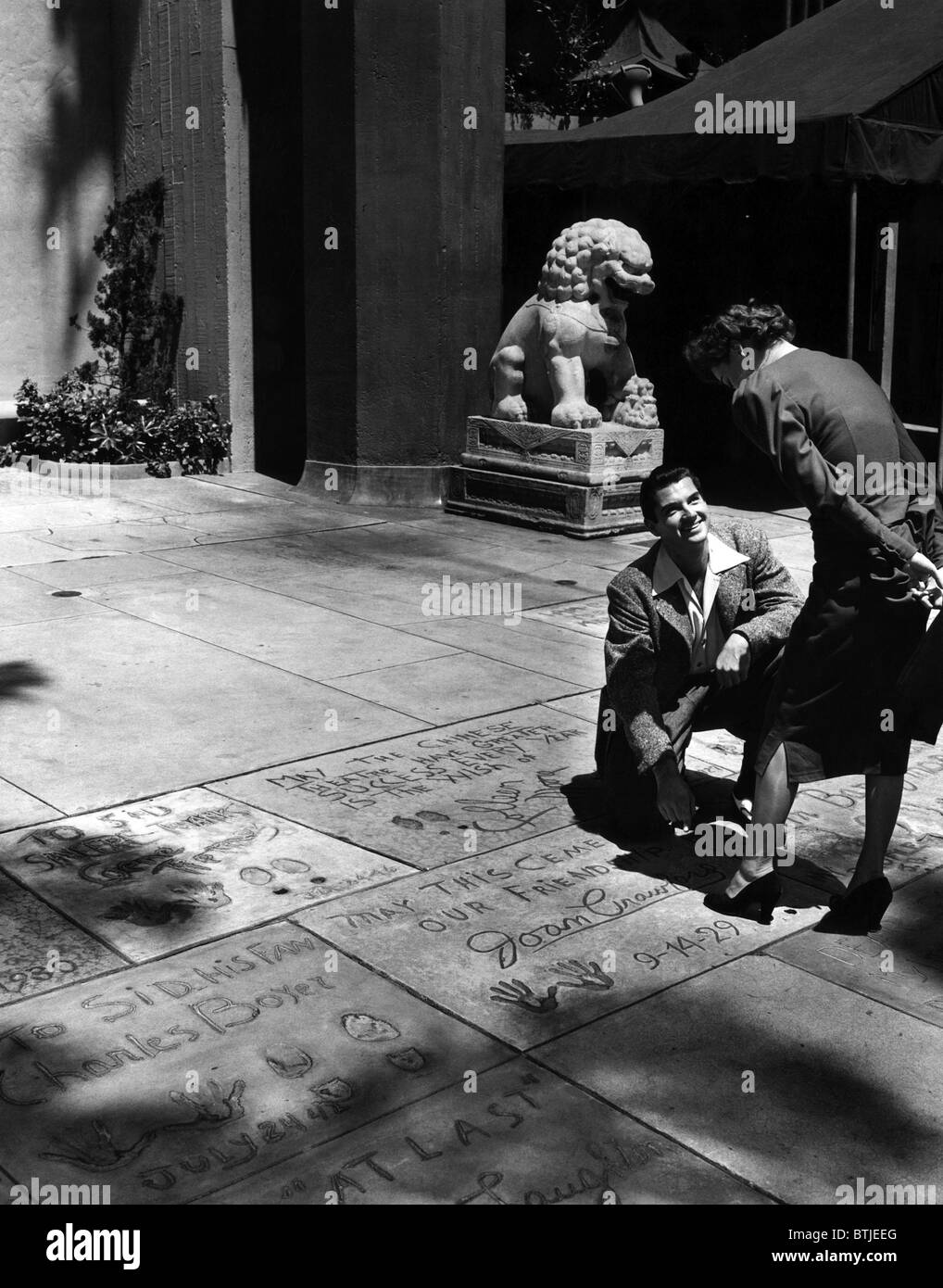 Das Exterieur des Graumans Chinese Theater, Hollywood, Kalifornien, ca. 1953. CSU-Archiv/Courtesy Everett Collection Stockfoto