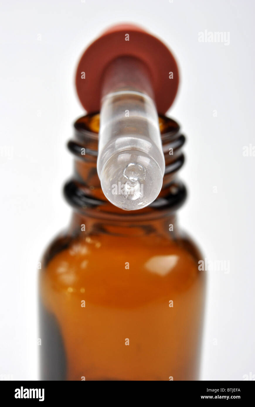 braune medizinische Flasche und eine hilfreiche pipette Stockfoto