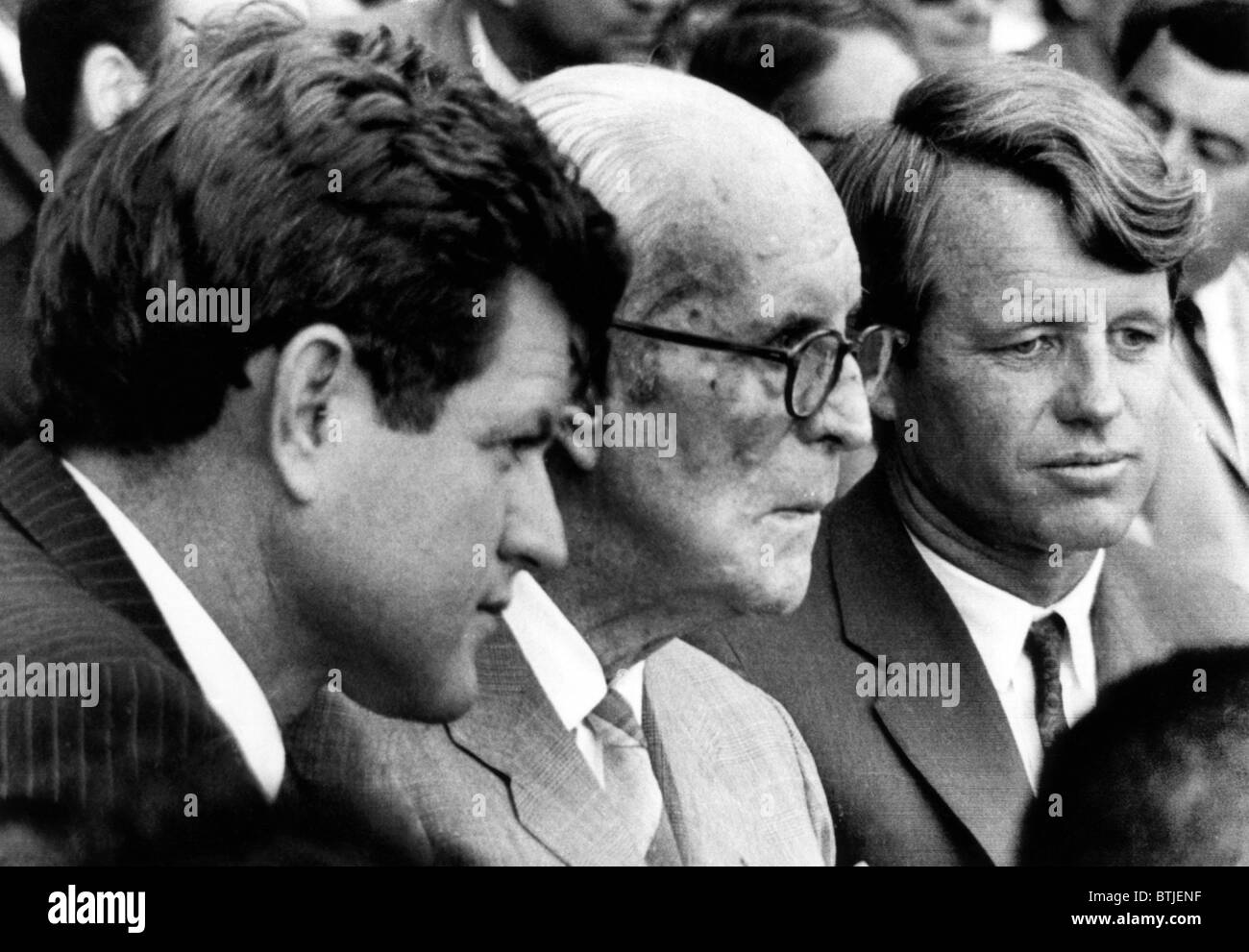 Senator Edward M. Kennedy, Joseph, Senator Robert F. Kennedy, auf das Eröffnungsspiel der 4. Oktober 1967 World Series Stockfoto