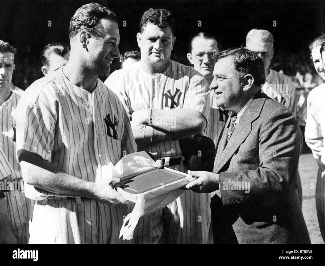 LOU GEHRIG präsentiert mit der Schriftrolle zum Gedenken an seinen aufeinander folgenden Spiel Rekord von Bürgermeister LaGuardia.   19. September 1936. Stockfoto