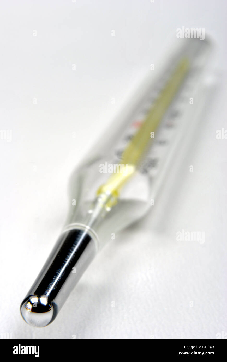 analoge Fieberthermometer auf weißem Hintergrund Stockfoto
