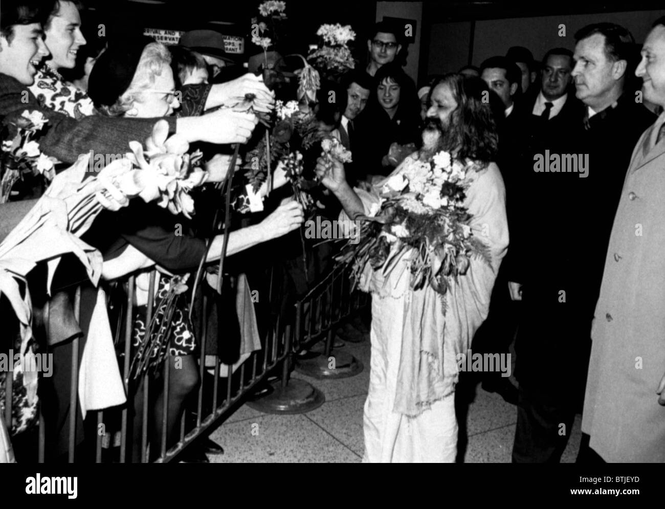 MAHARISHI MAHESH YOGI, Leiter der spirituellen Erneuerung-Bewegung nimmt Blumen aus seiner Anhänger, Gruß seiner Ankunft in Stockfoto