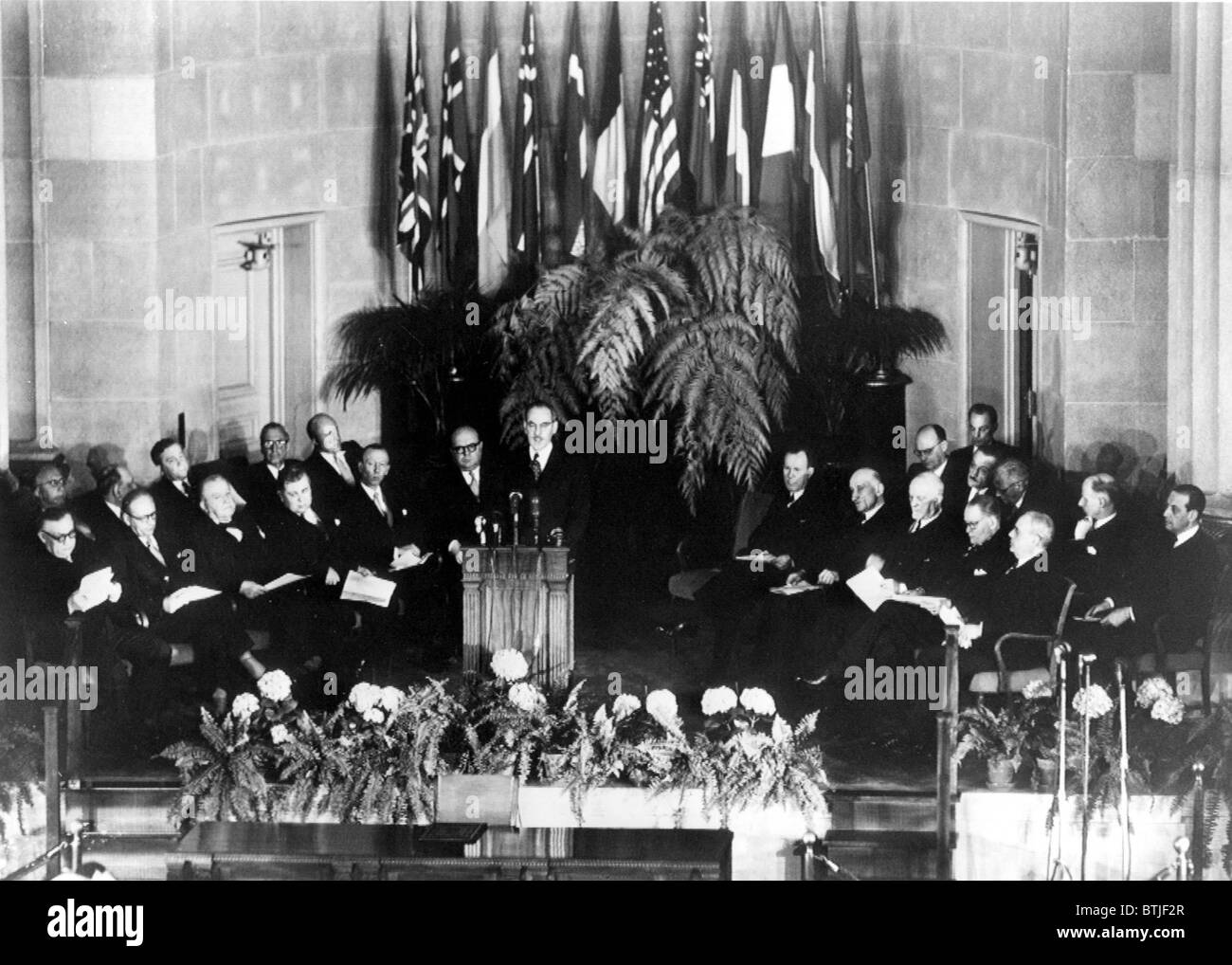 N.A.T.O.-4/4/49 WASHINGTON--Außenminister Dean Acheson macht Grußwort im Nordatlantik Vertrags Unterzeichnung Ceremonie Stockfoto