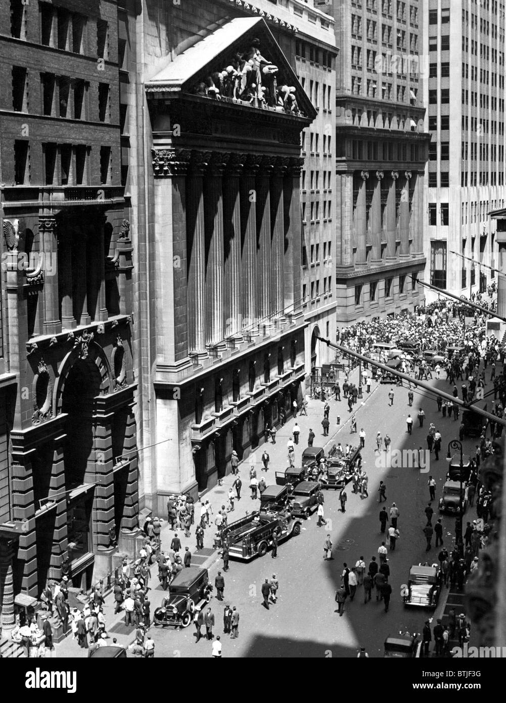 Beißenden Rauch aus einer uns Bombe zu verbreiten durch die New York Stock Exchange;  das Foto zeigt Notfall Wagen außerhalb der Börse. N.Y Stockfoto