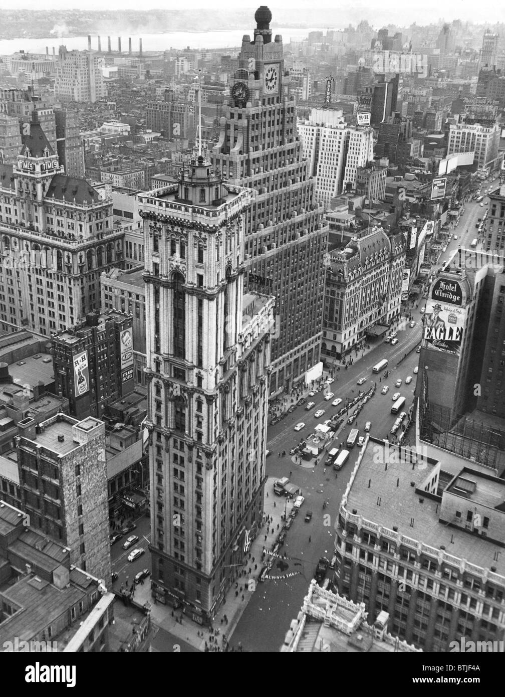New York City, Times Square, ein Luftbild von der New York Times-Gebäude und ein Rot-Kreuz-Banner über Times Square, 16.07.1948. C Stockfoto