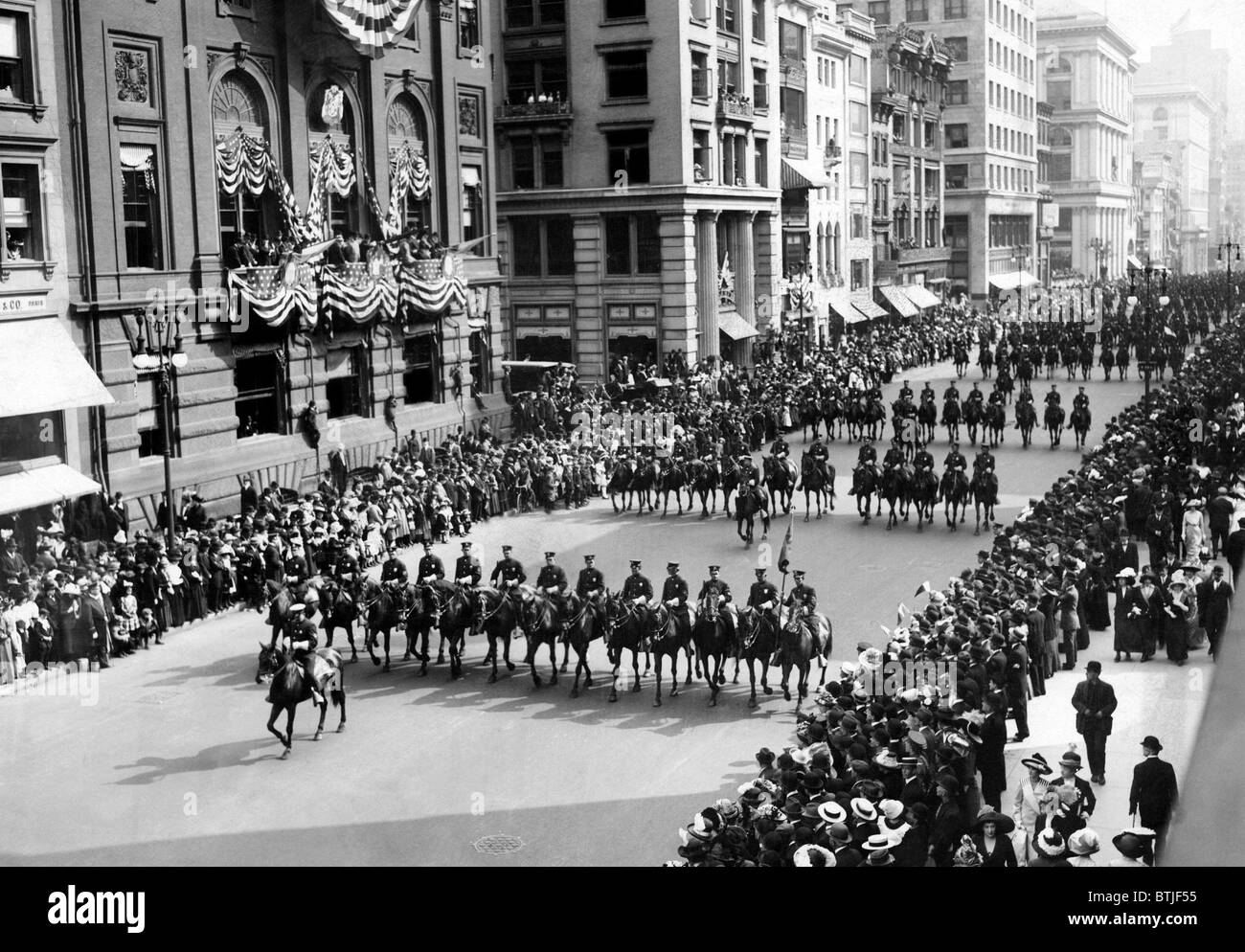 Mehr als 6.000 Menschen marschieren Fifth Avenue hinunter in die jährliche Parade New York Police Officers, 20. Mai 1912 zu Ehren. Stockfoto