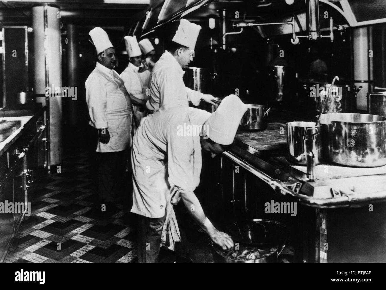 Die Zentralküche auf der SS Normandie Kreuzfahrtschiff, in denen 76 Köche und mehr als 100 Mitarbeiter stellte sich heraus, 4.000 Mahlzeiten Stockfoto