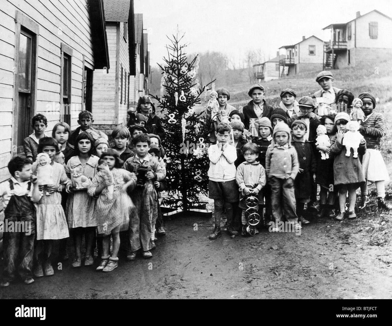 Eine Gruppe von Armen Bergmanns Kindern in West Virginia halten die Geschenke erhielten sie von First Lady Lou Hoover, 1931. Höflichkeit: CSU A Stockfoto