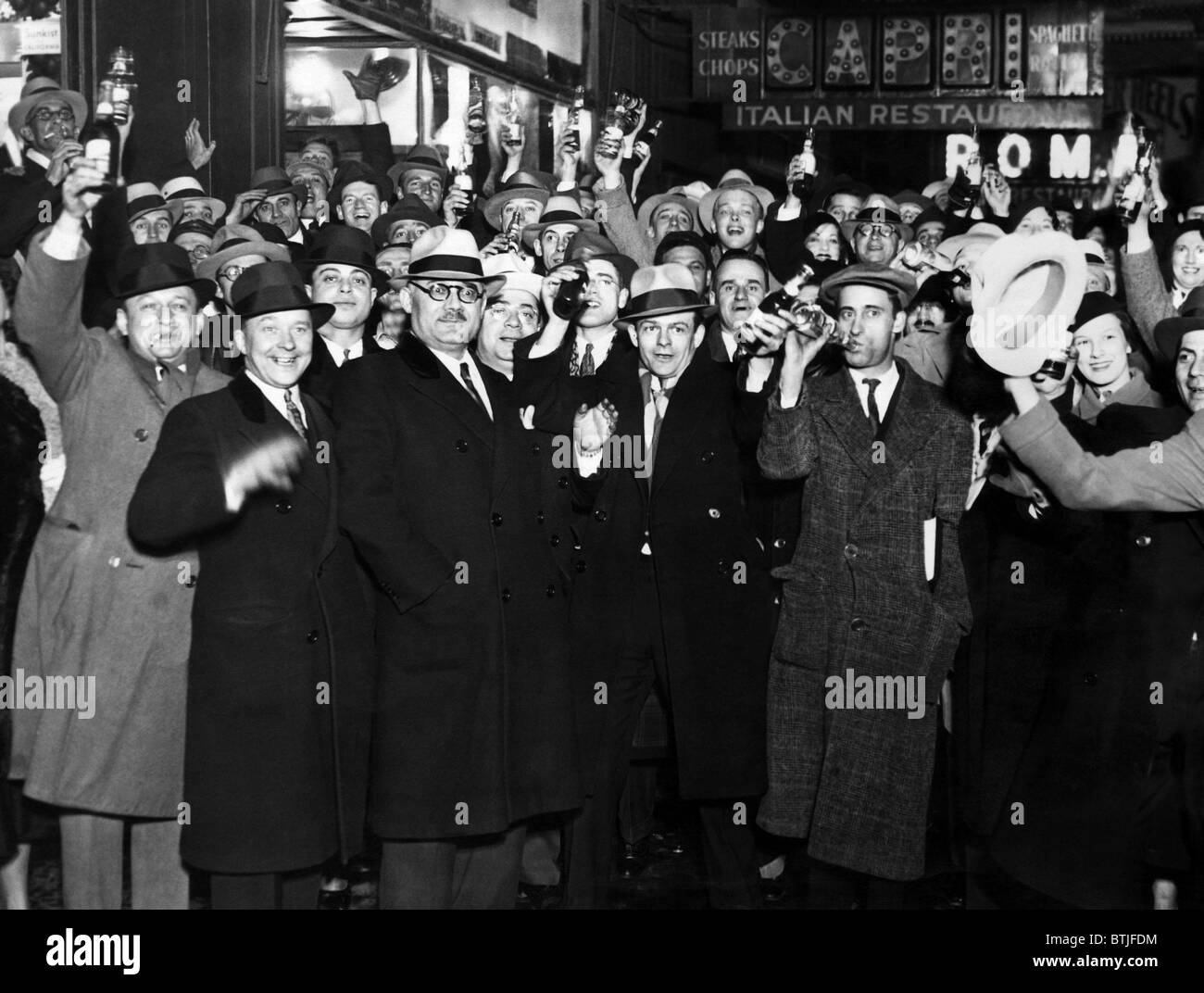 Die Menschen in Chicago trinken Bier vor dem Rathaus nach der Aufhebung des Verbots, April 1933. Höflichkeit: CSU Archive/Evere Stockfoto