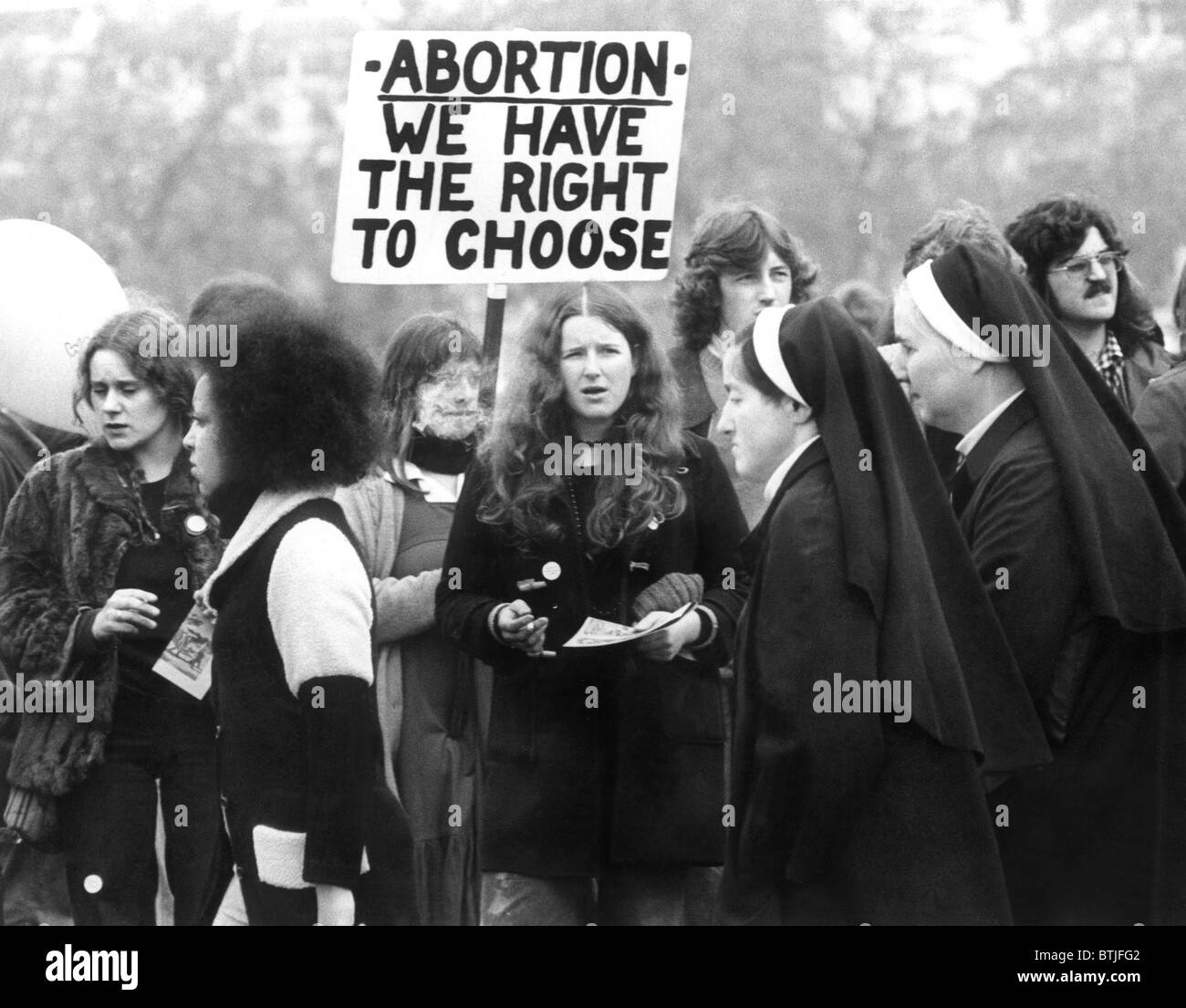 Pro-Leben (damals "Anti-Abtreibung" genannt) Demonstranten, vorbei an reproduktiven Rechte (dann genannt "Pro-Abtreibung") Demonstranten, London Stockfoto