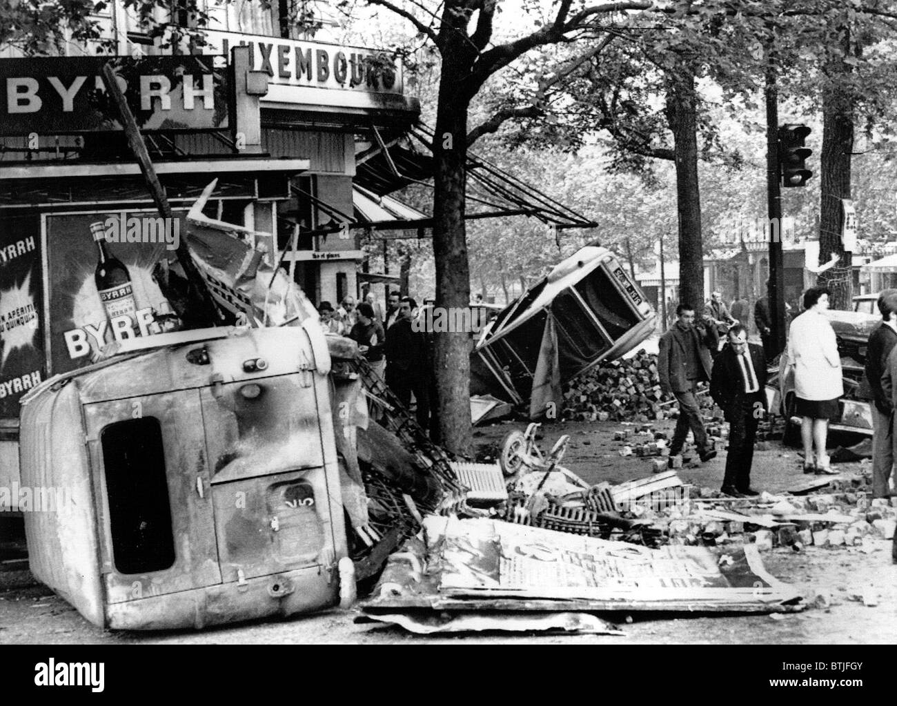 Unruhen-Parisern überprüfen umgestürzten Auto und andere Verunreinigungen auf dem Edmond Rostand Platz nach Riot. 25.05.98 Stockfoto