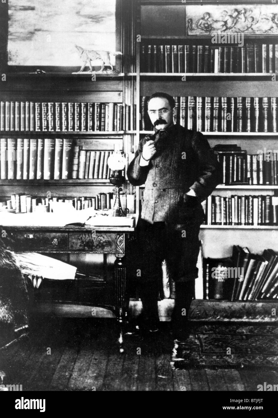 Rudyard Kipling in seinem Arbeitszimmer an Naulakha, Nouse in der Nähe von Brattleboro, Vermont, auf welche Kipling Männermagazine im Jahre 1892. Stockfoto