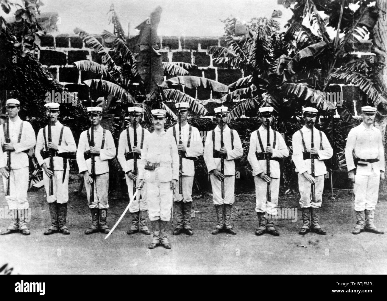 Marine Distanziertheit, die oben die erste amerikanische Flagge in den Philippinen während des Spanisch-Amerikanischen Krieges, Cavite, 3. Mai 1898 lief. Stockfoto