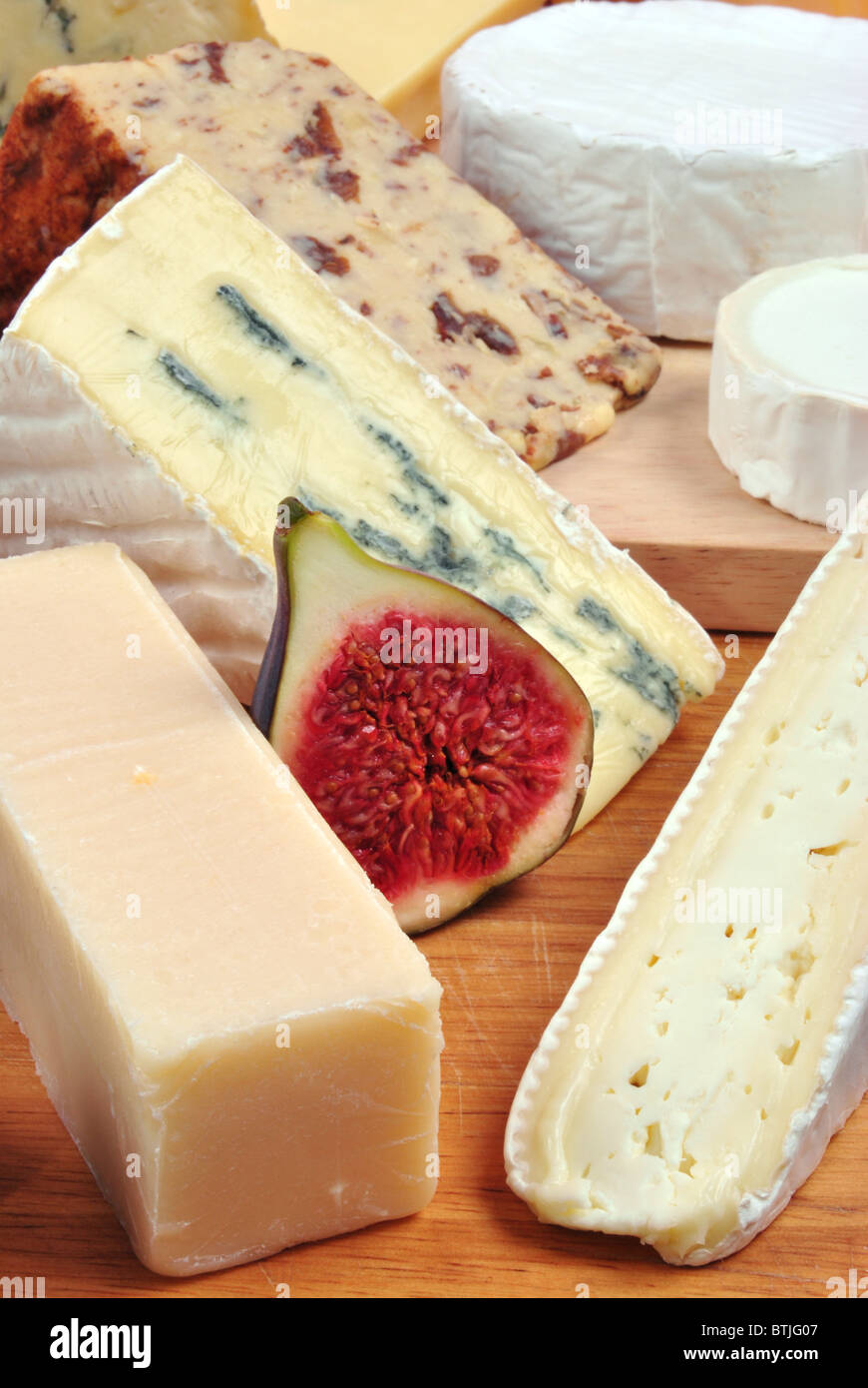 Käseplatte mit einigen Bio Frischkäse Stockfoto