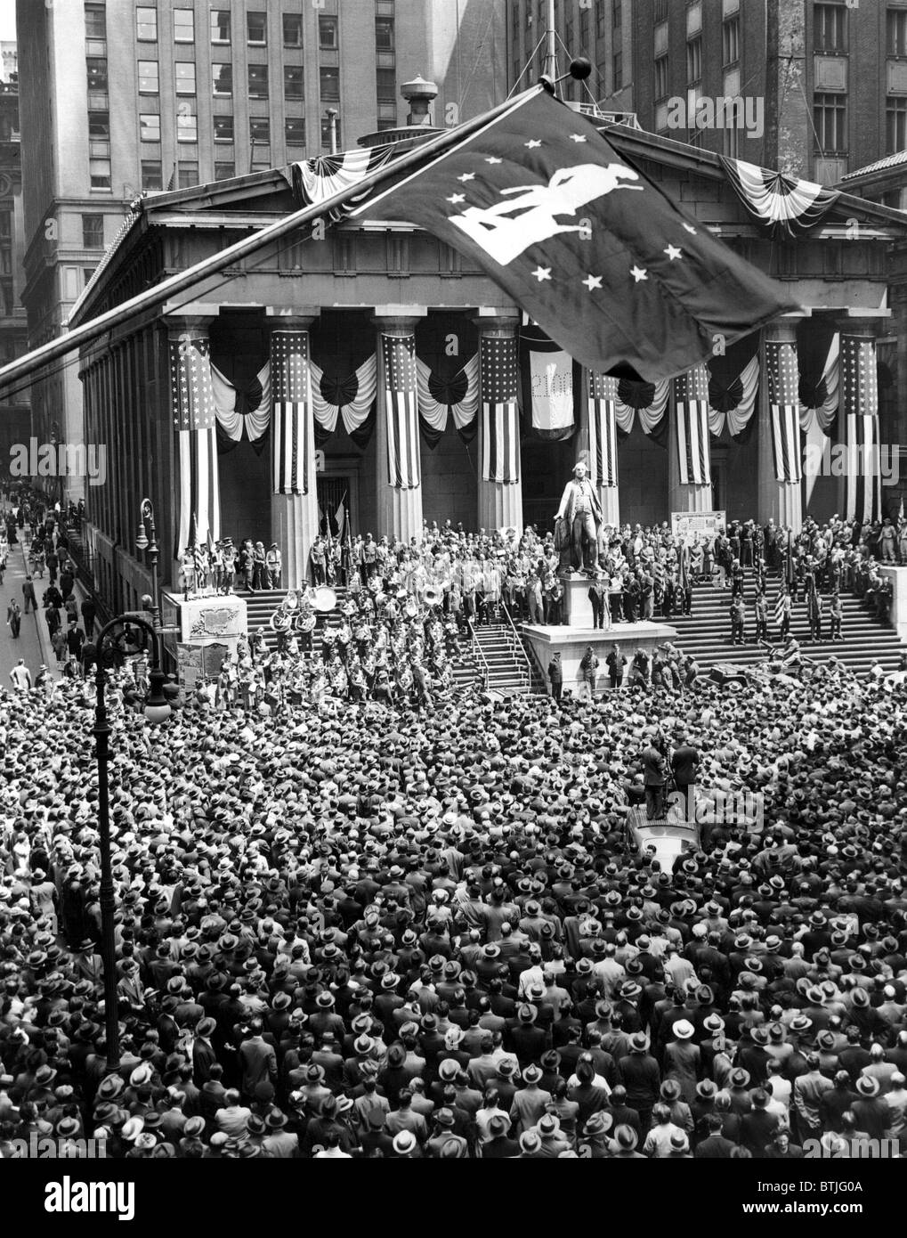 Gesamtansicht während Zeremonien auf der größten Krieg-Bond-Kundgebung in der Geschichte der N.Y.C auf den Stufen des Sub-Treasury Building Stockfoto