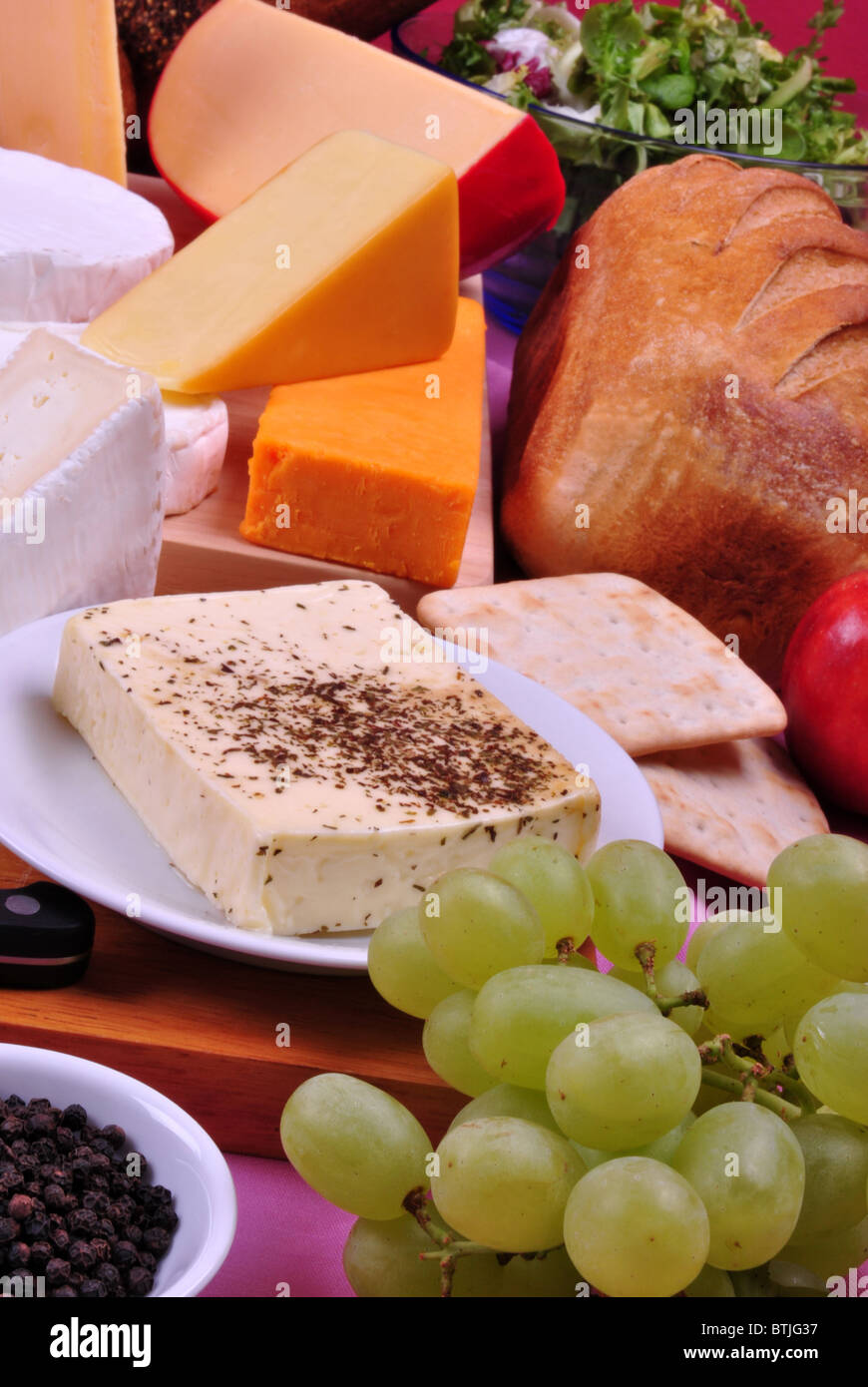 Käseplatte mit einigen Bio Frischkäse Stockfoto