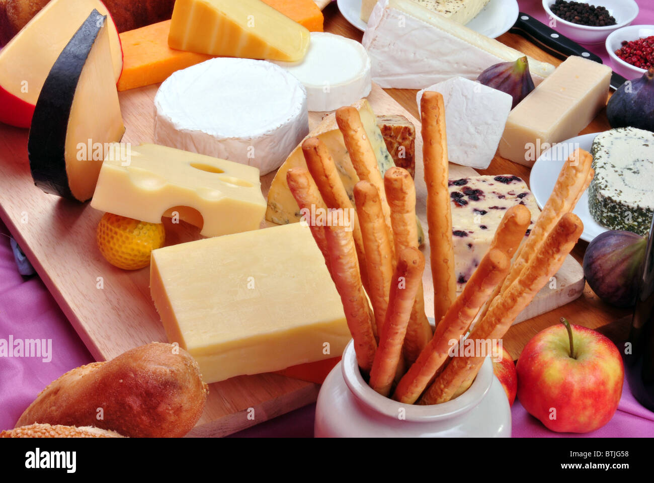 Käseplatte mit einigen Bio Frischkäse Stockfoto