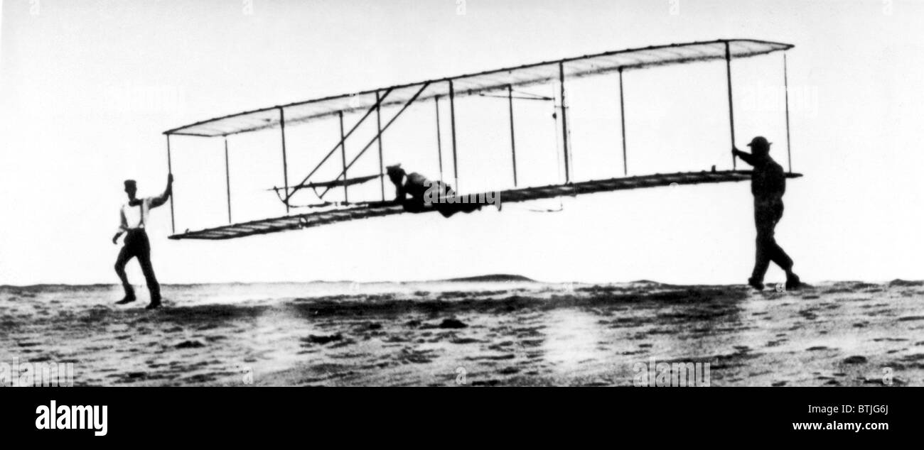 Die modifizierte Nr. 3 Gleiter (1902) ins Leben gerufen in Kill Devil Hill, mit Orville Wright Pilotierung als Bruder Wilbur hilft. Stockfoto