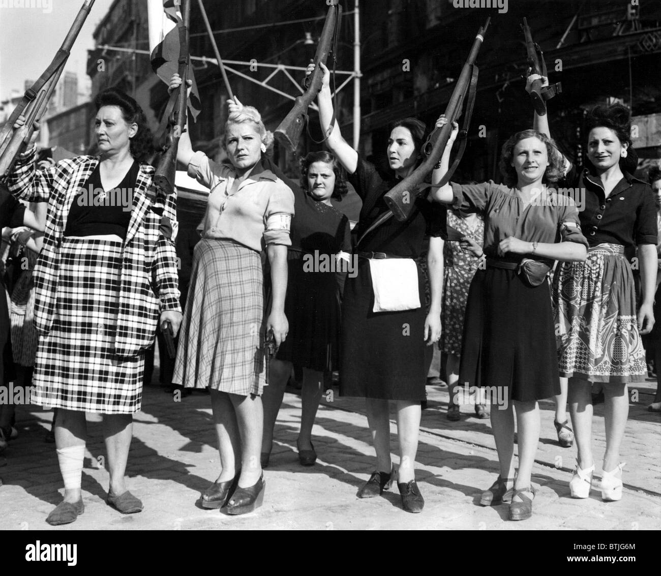 Frankreich--fünf Frauen, Mitglieder des Maquis, erhöhen die Gewehre und die Anzeige die Pistolen, die sie verwendet, um den Nazis zu kämpfen auf dem Mars Garnison Stockfoto