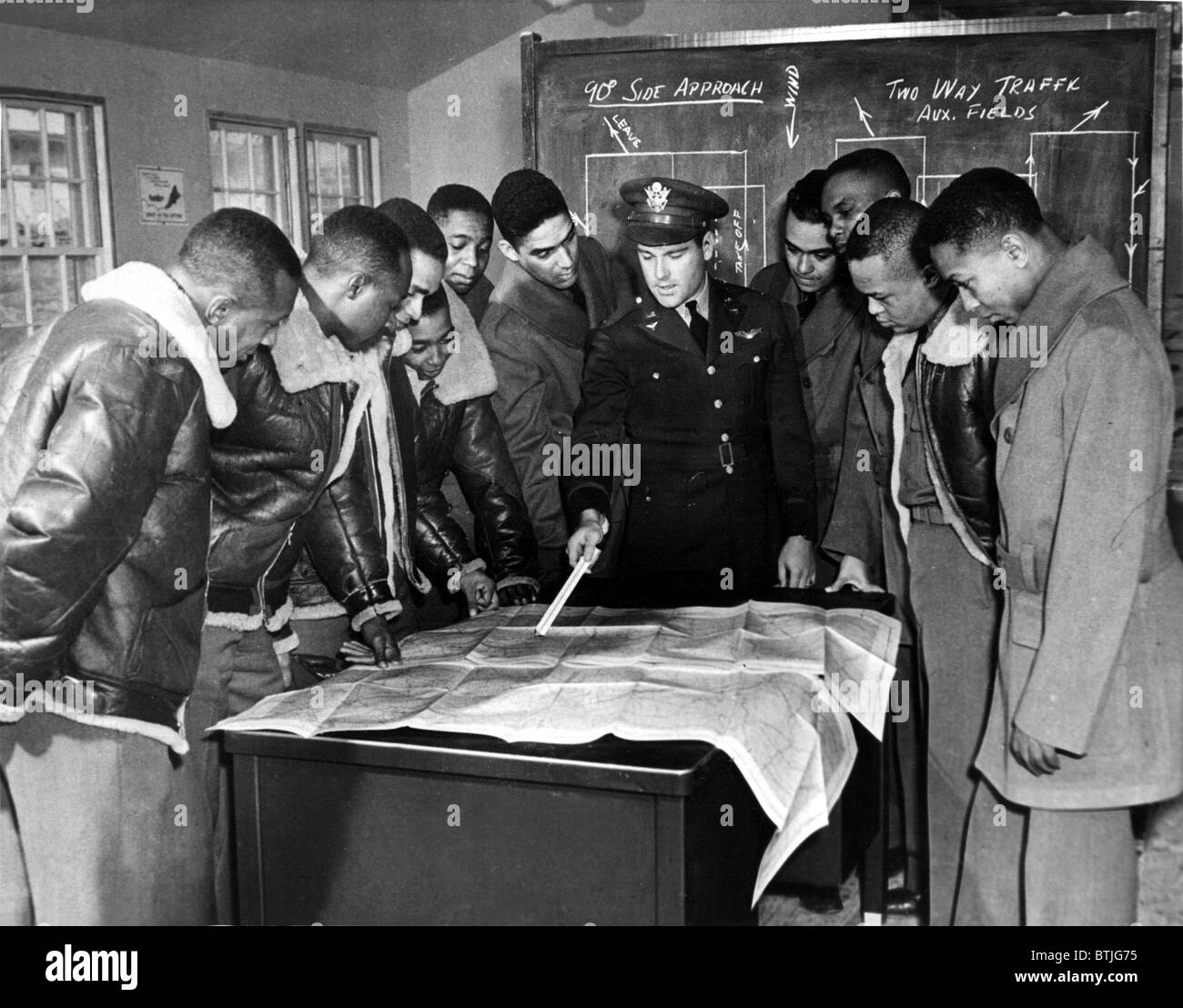 Tuskeegee, Alabama: Die US-Armee erste All-schwarze Lufteinheit, die 99. Pursuit Squadron, angewiesen werden Lt. Donald B. McPhereson. Stockfoto