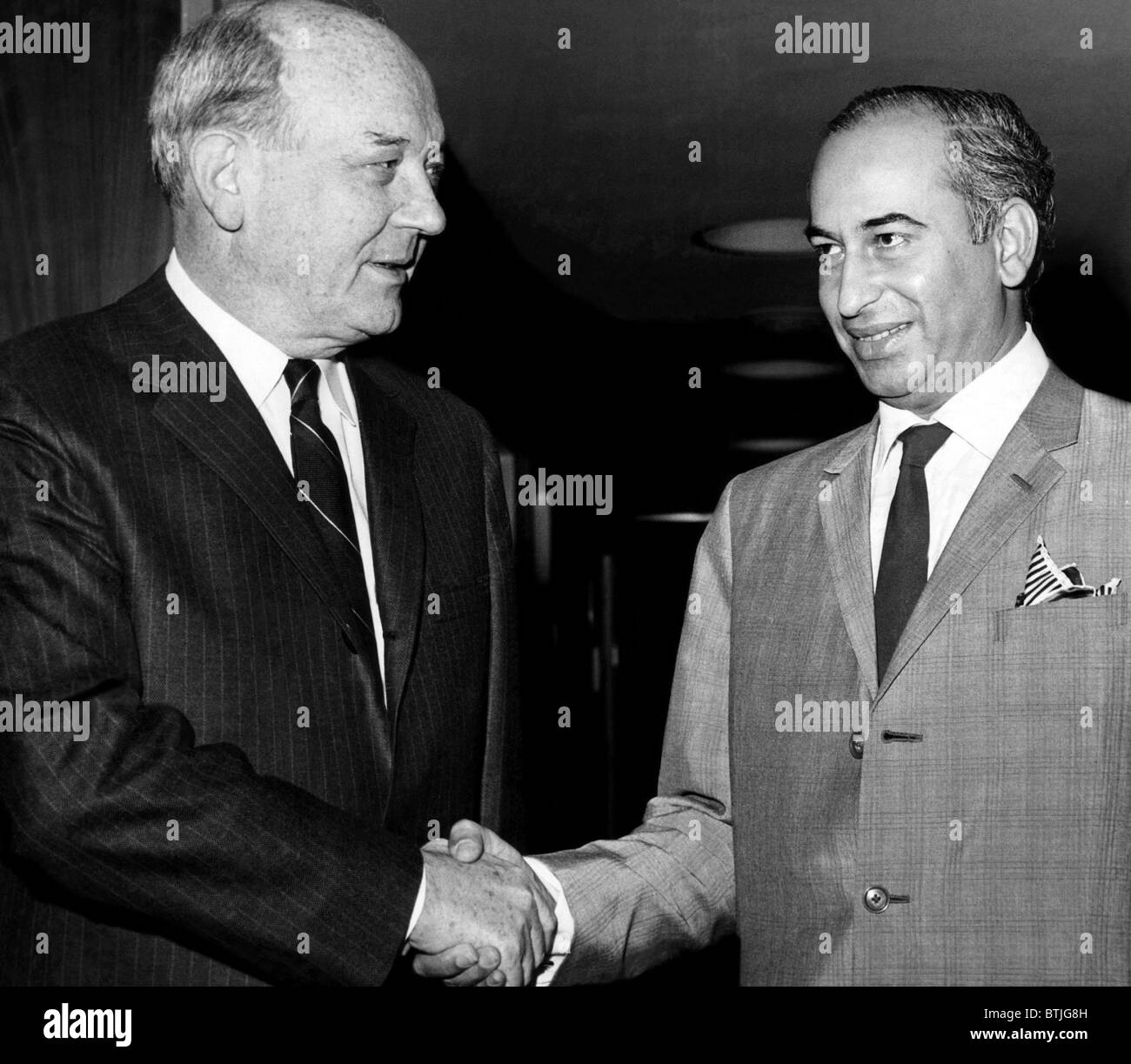 Außenminister Dean Rusk begrüßt pakistanischen Außenminister Zulfikar Ali Bhutto, das UN-Hauptquartier in New York, 1965. Stockfoto