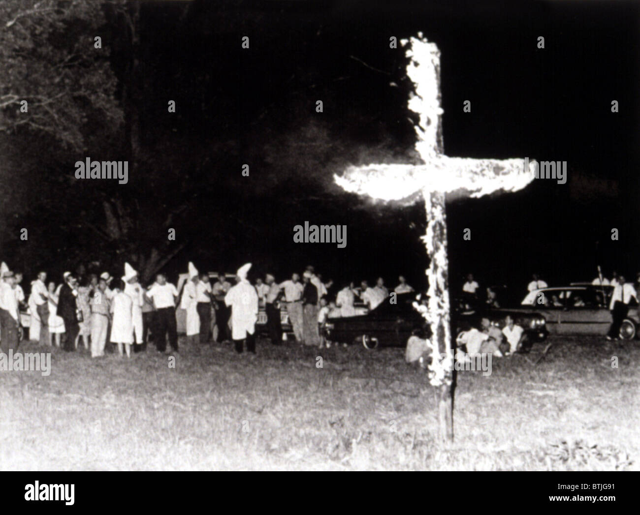 11.07.65--WAYNESBORO, Georgien--mehr als 100 robed Ku Klux Klan-Mitglieder halten eine Kundgebung. Stockfoto