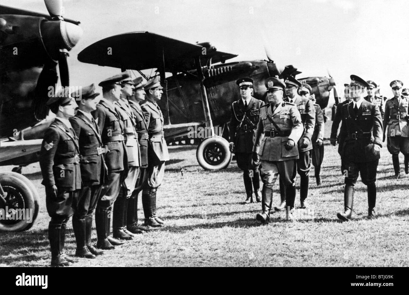 Rom--Premier Benito Mussolini (Mitte) Inspektion seiner Luftwaffe gezeigt. Tousands der italienischen Flugzeuge und Piloten sind bereit für ex Stockfoto