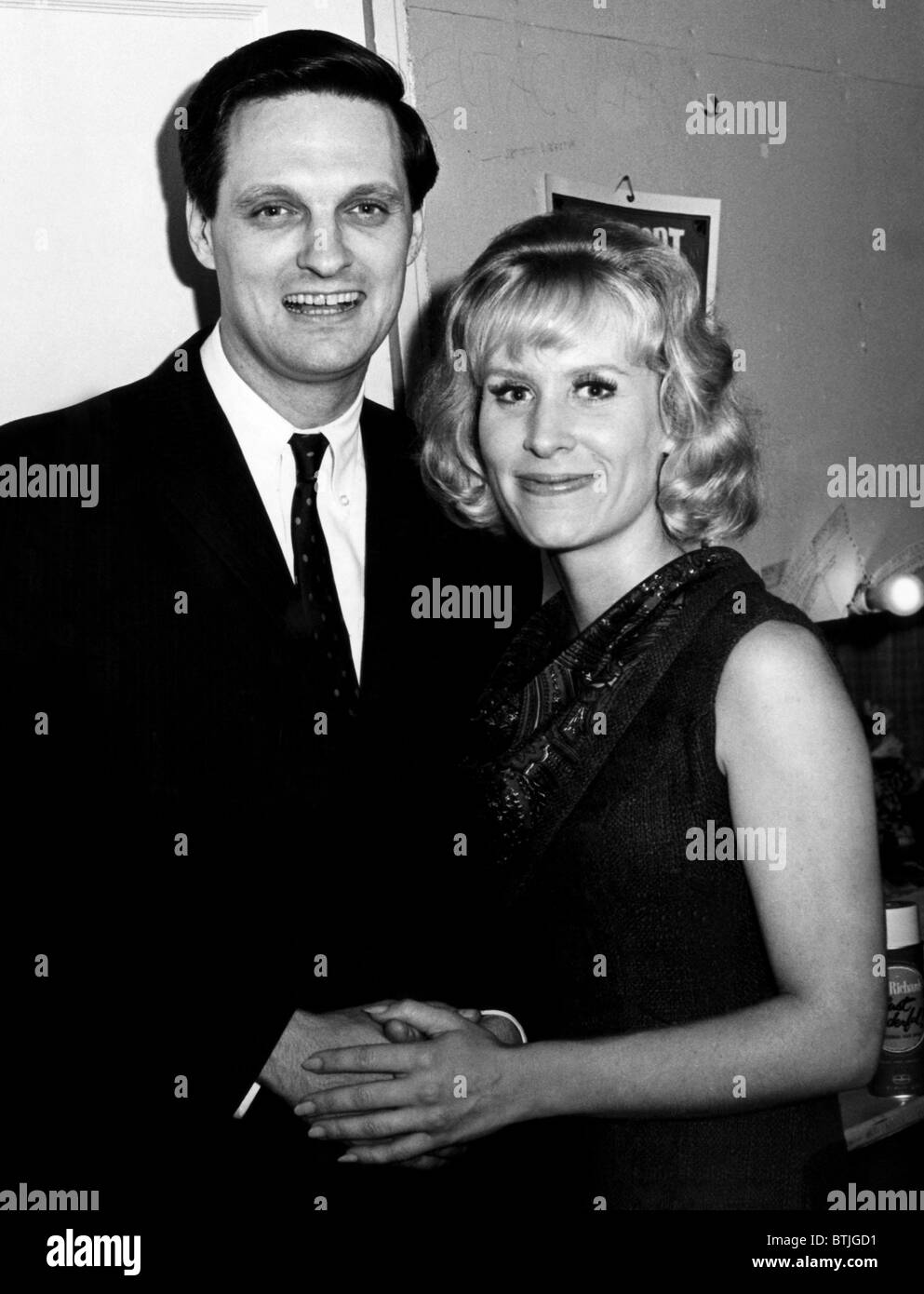 Alan Alda und Christina Crawford bei der Premiere des Stücks "The Midnight Ride von Alvin Blum' bei Westport Country Playhouse Stockfoto