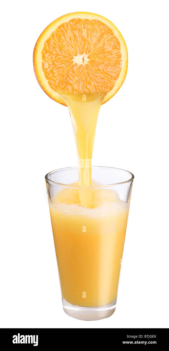 Saft von Orange in das Glas fließen. Stockfoto