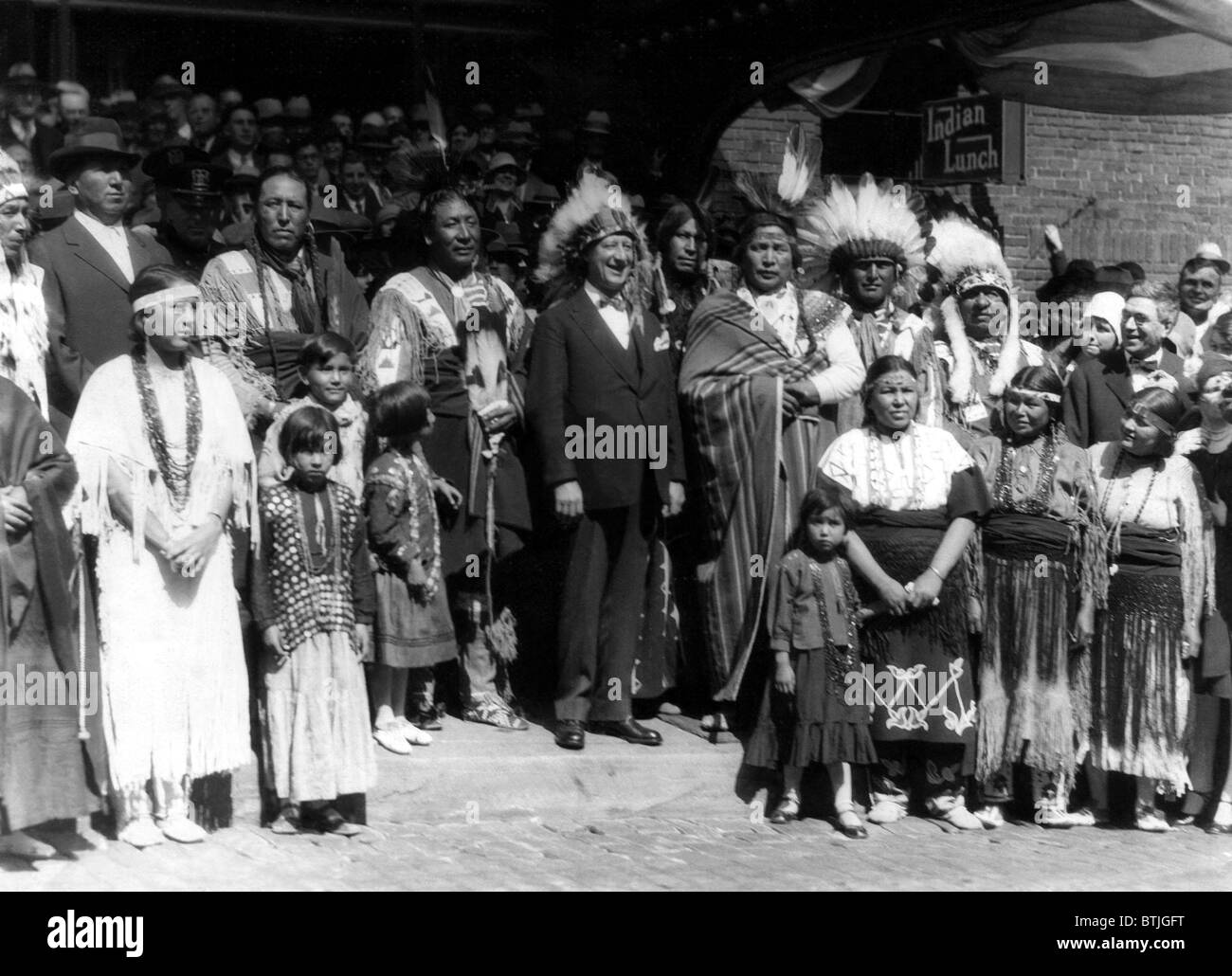 New Yorker Gouverneur Alfred E. Smith (Mitte), wird von der Omaha-Indianer begrüßt, als er kam, um seine westlichen Kampagne für Öffnen der Stockfoto