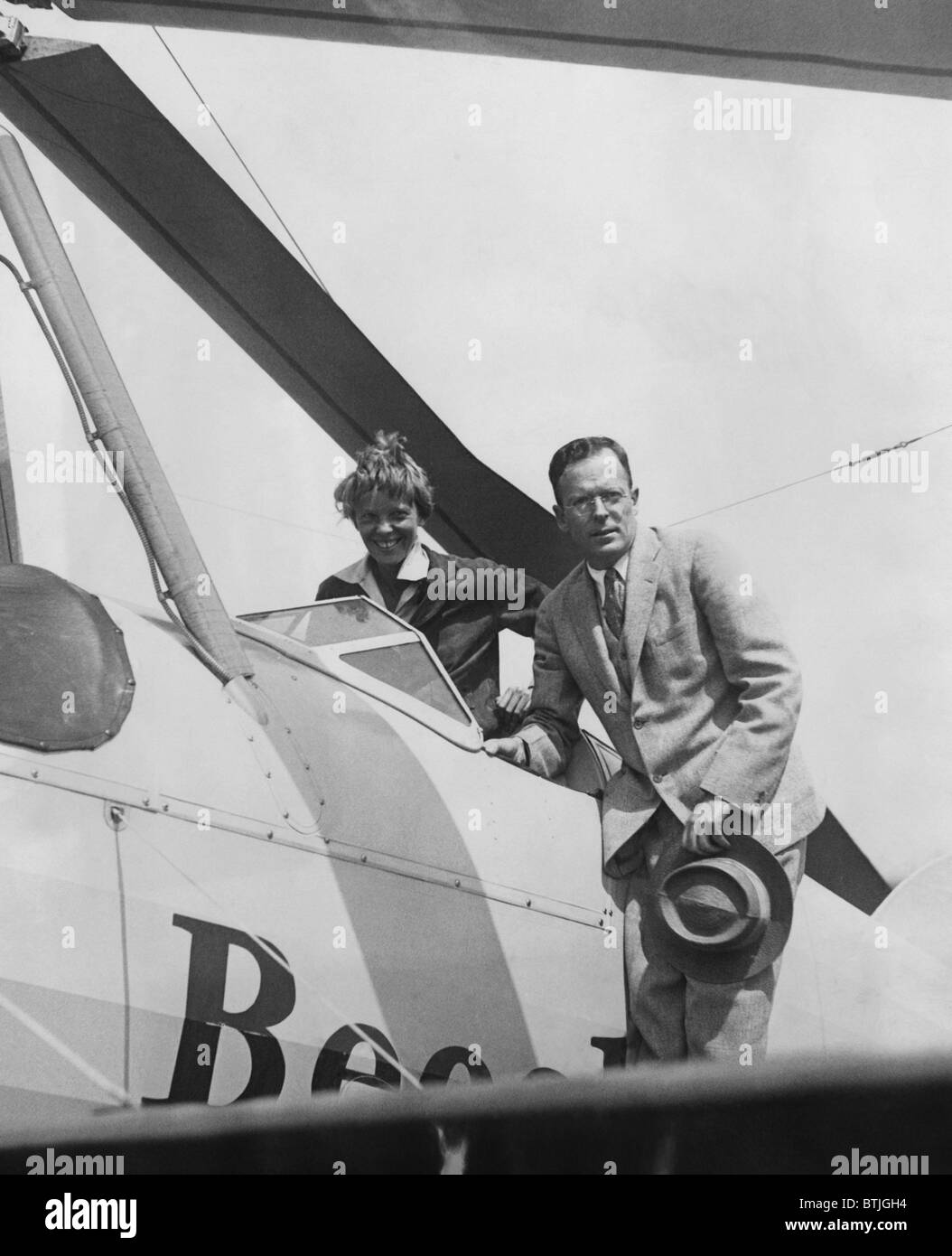 Amelia Earhart begrüßt von ihr Ehemann George Palmer Putnam nach ihrer Rückkehr nach Flughafen Newark, New Jersey nach einer transkontinentalen Stockfoto