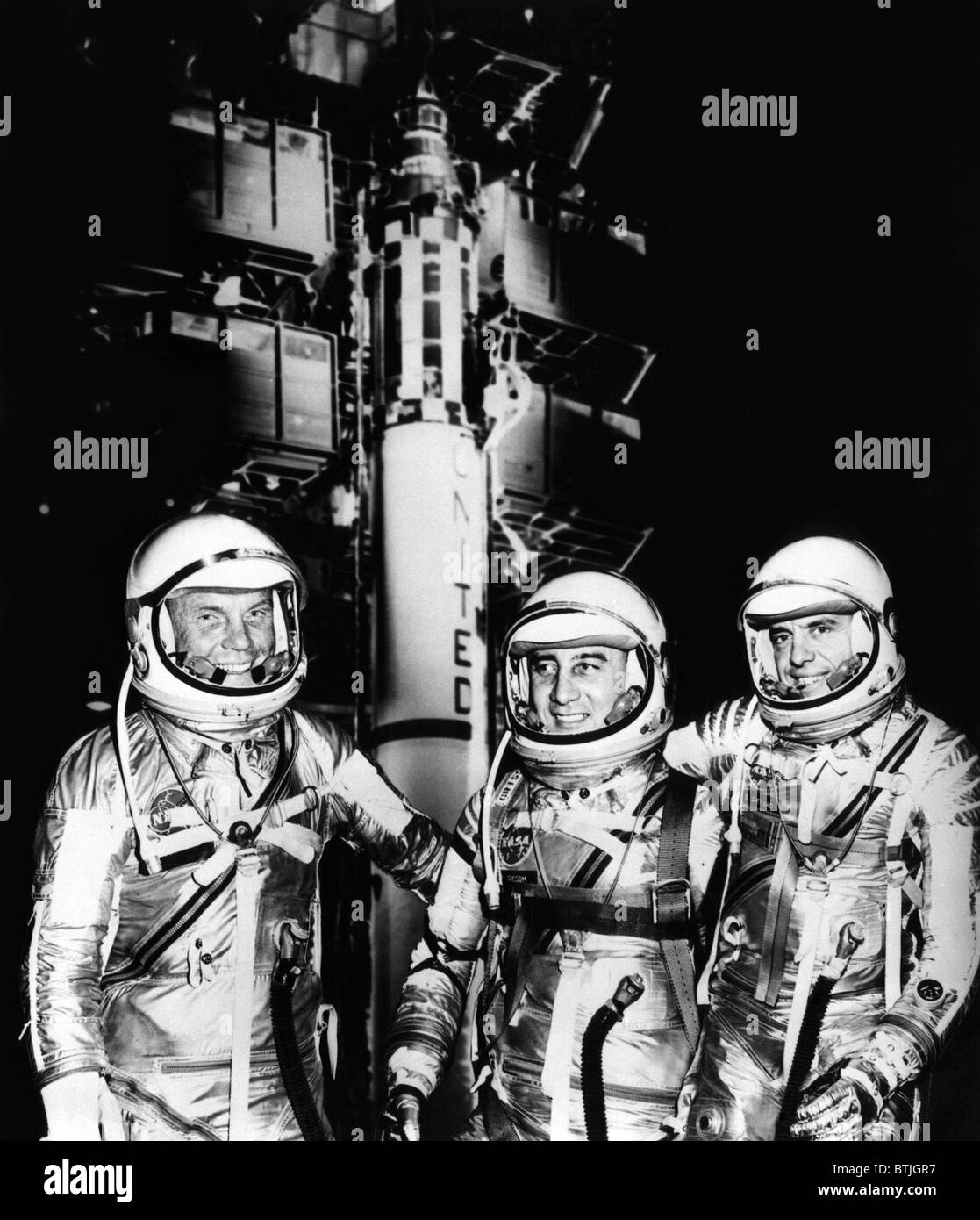 John Glenn, Virgil Grissom und Alan Shepard, überlagert ein Mercury-Redstone-Raumschiff, 4. Mai 1961. CSU-Archiv/Courtes Stockfoto