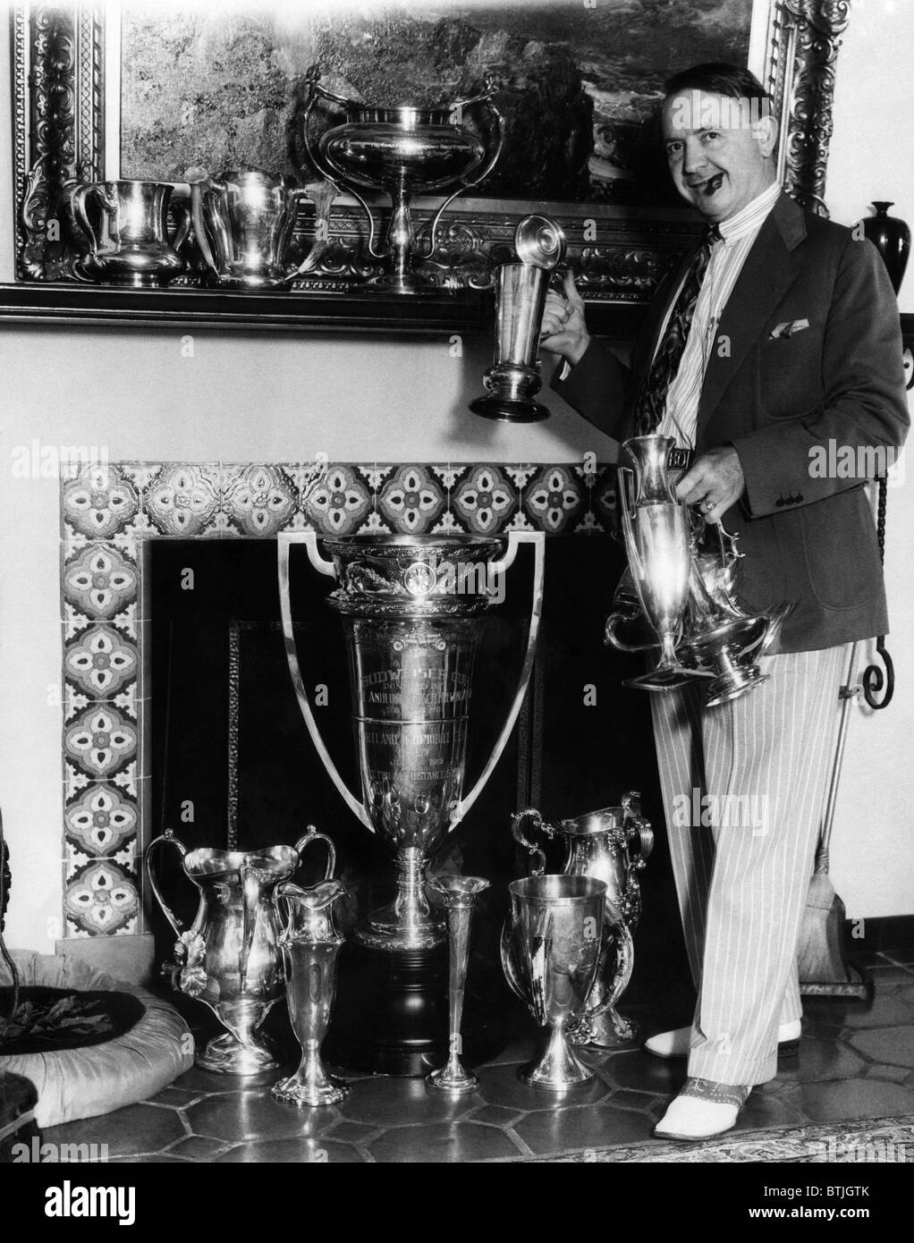 Rennfahrer Barney Oldfield (1878-1946), in seinem Haus mit seinen Trophäen. Los Angeles, Kalifornien, 30. September 1931. CSU-Archiv/Cour Stockfoto