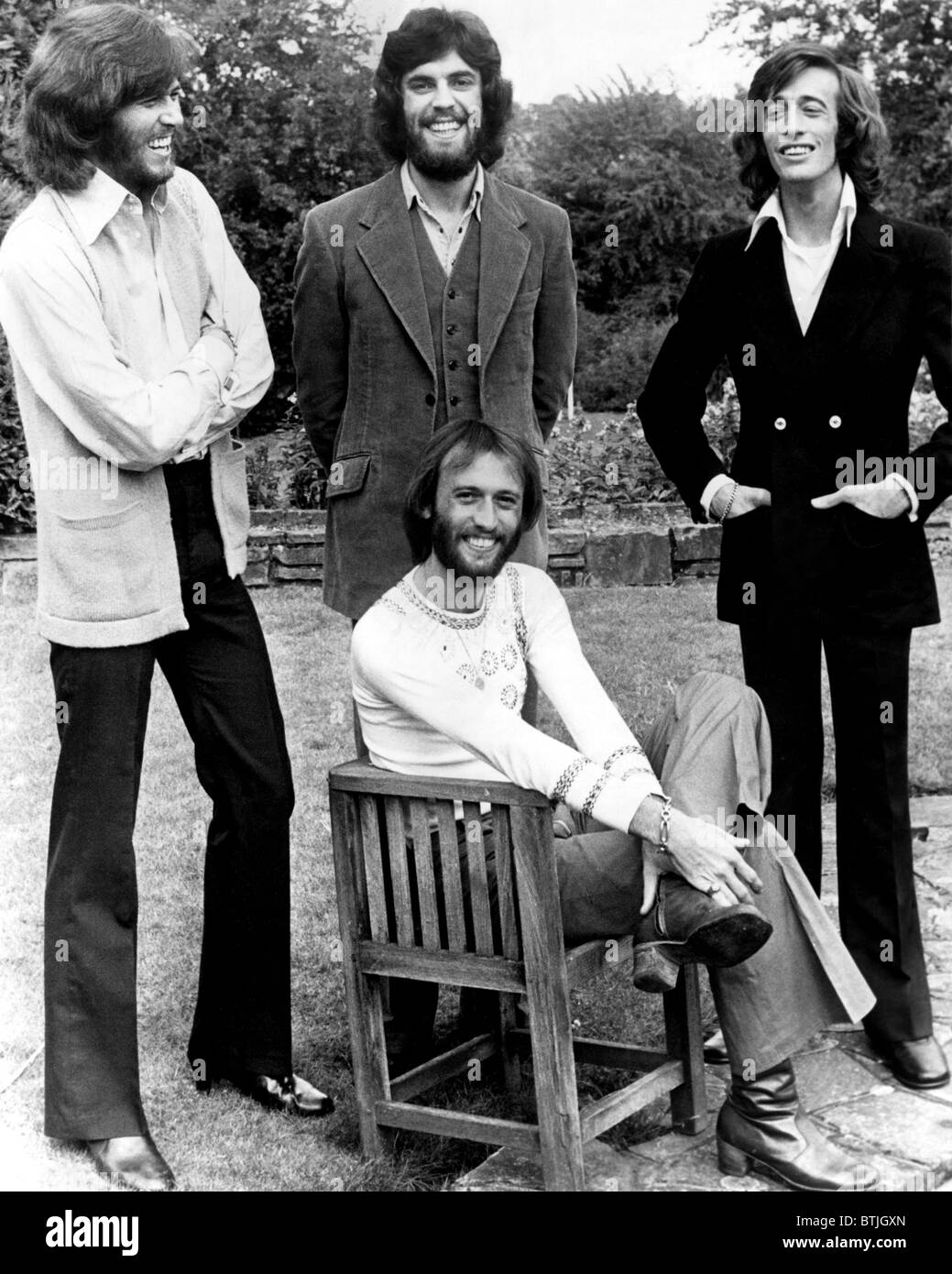 Bee Gees (stehend, l, R): Barry Gibb, Vince Melouney, Robin Gibb, (sitzend): Maurice Gibb, ca. Anfang der 1970er Jahre Stockfoto