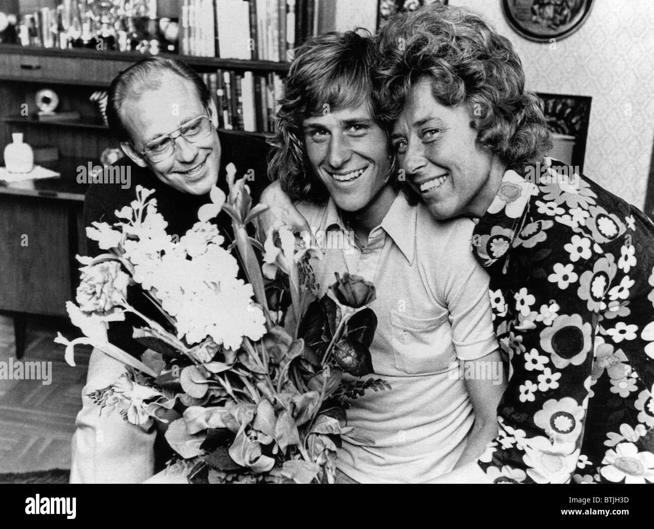 Bjorn Borg in Schweden mit seinen Eltern, Rune und Margaretha, an seinem 18. Geburtstag, 1974. Höflichkeit: CSU Archive/Everett Collectio Stockfoto