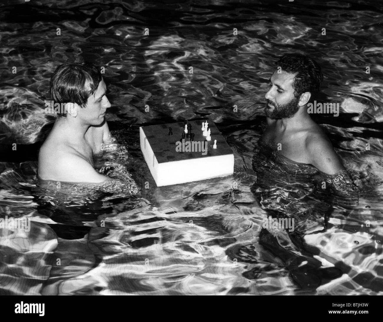 Bobby Fischer spielt eine Schachpartie mit Larry Evans in ein Hallenbad im Hotel Grossinger in den Catskill Mountains, New York. ca. 197 Stockfoto