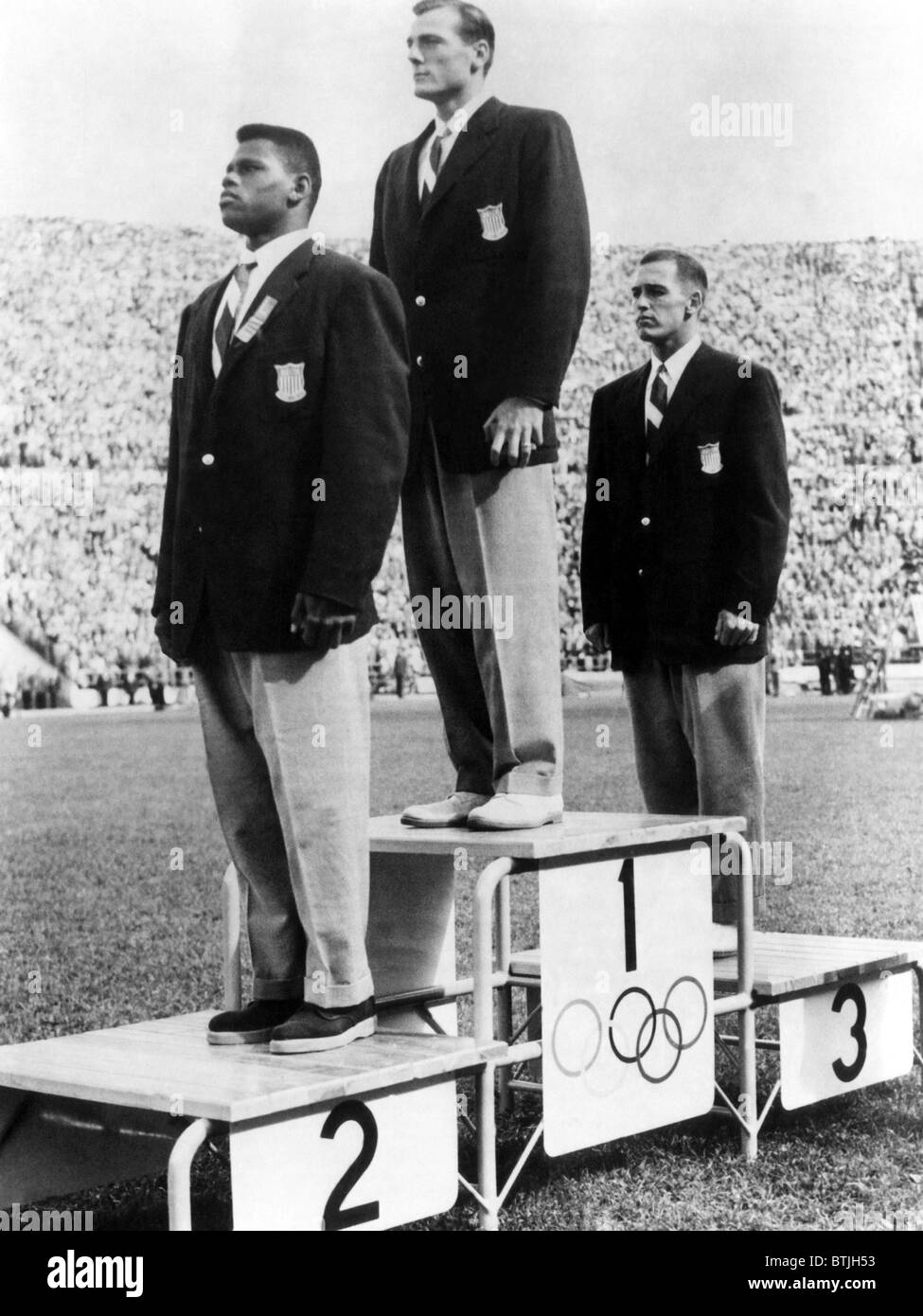 Zehnkämpfer Bob Mathias (Mitte), erhalten erste Platz gold Medaille bei den Olympischen Spielen in Helsinki, Finnland, 1952. Stockfoto