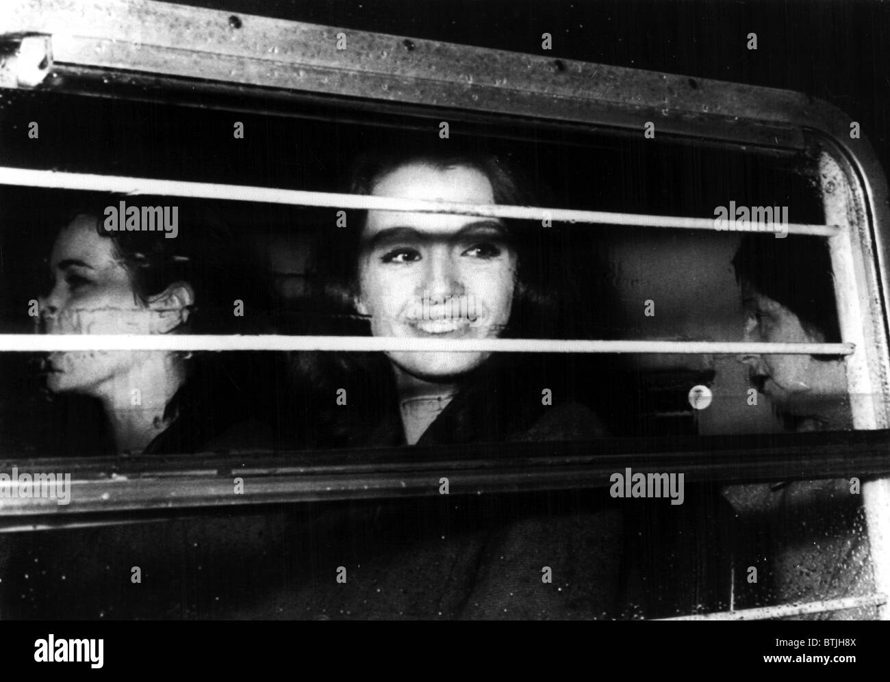 Christine Keeler, mit Paula Hamilton-Marshall und Olive Brooker, genommen in einen Polizeiwagen für eine Anhörung unter dem Vorwurf des Meineids und Stockfoto