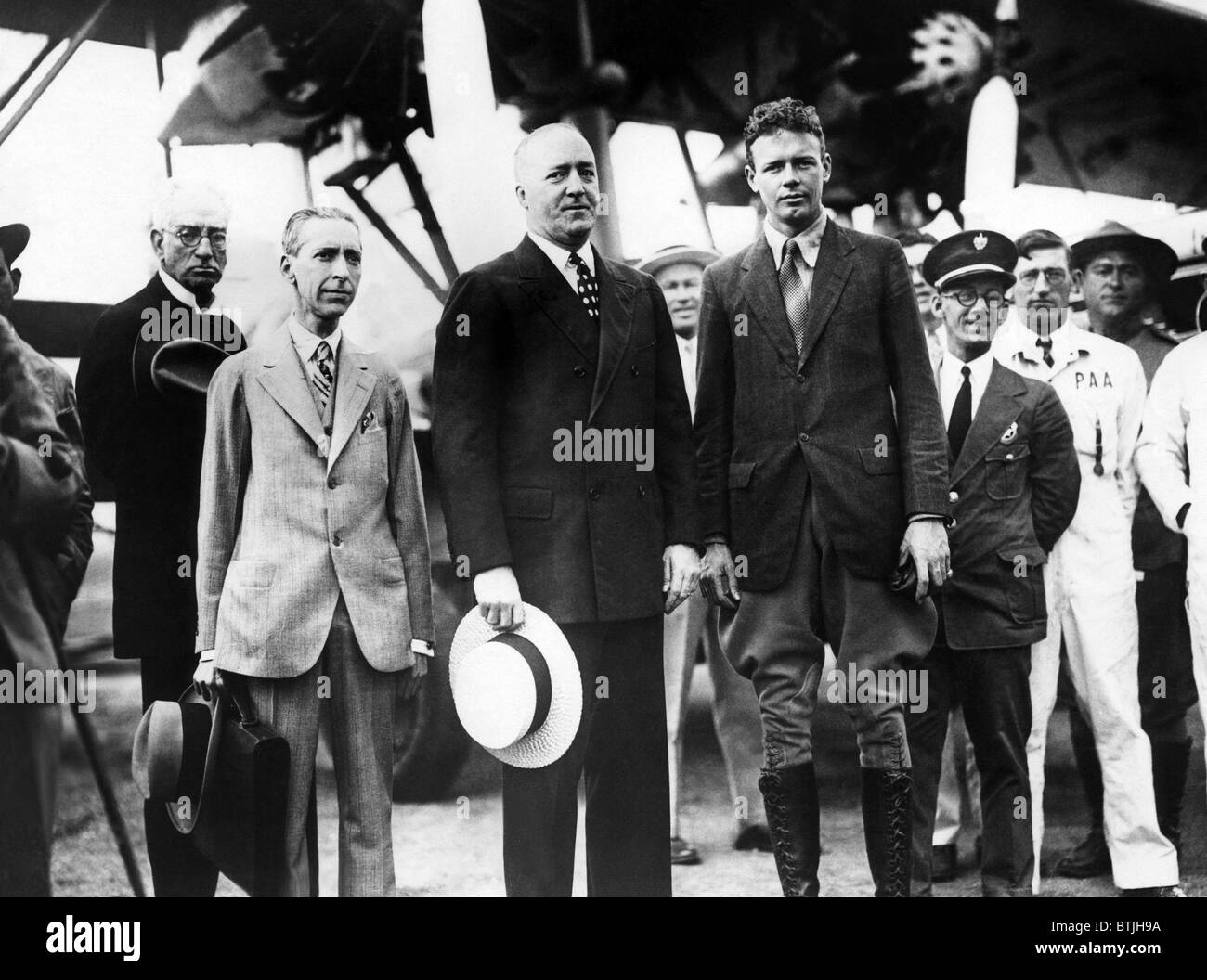 vordere Reihe: amerikanischen Piloten Charles Lindbergh (ganz rechts), bei einem einstündigen Zwischenstopp in Havanna auf seinem Flug von Miami nach Panama Stockfoto
