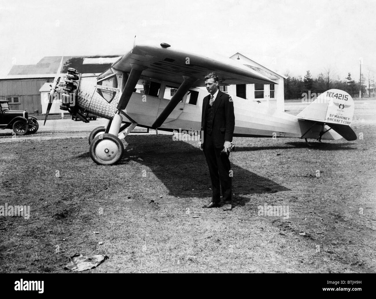 Amerika pilot Charles Lindbergh, mit seinem neuen Eindecker im Hintergrund am Curtis Field, Long Island, New York, 1928. Stockfoto