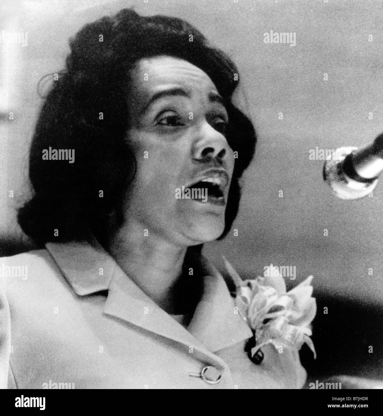 Coretta Scott King befasst sich mit eine Publikum von Tufts University, Medford, MA, 8. April 1970. Stockfoto