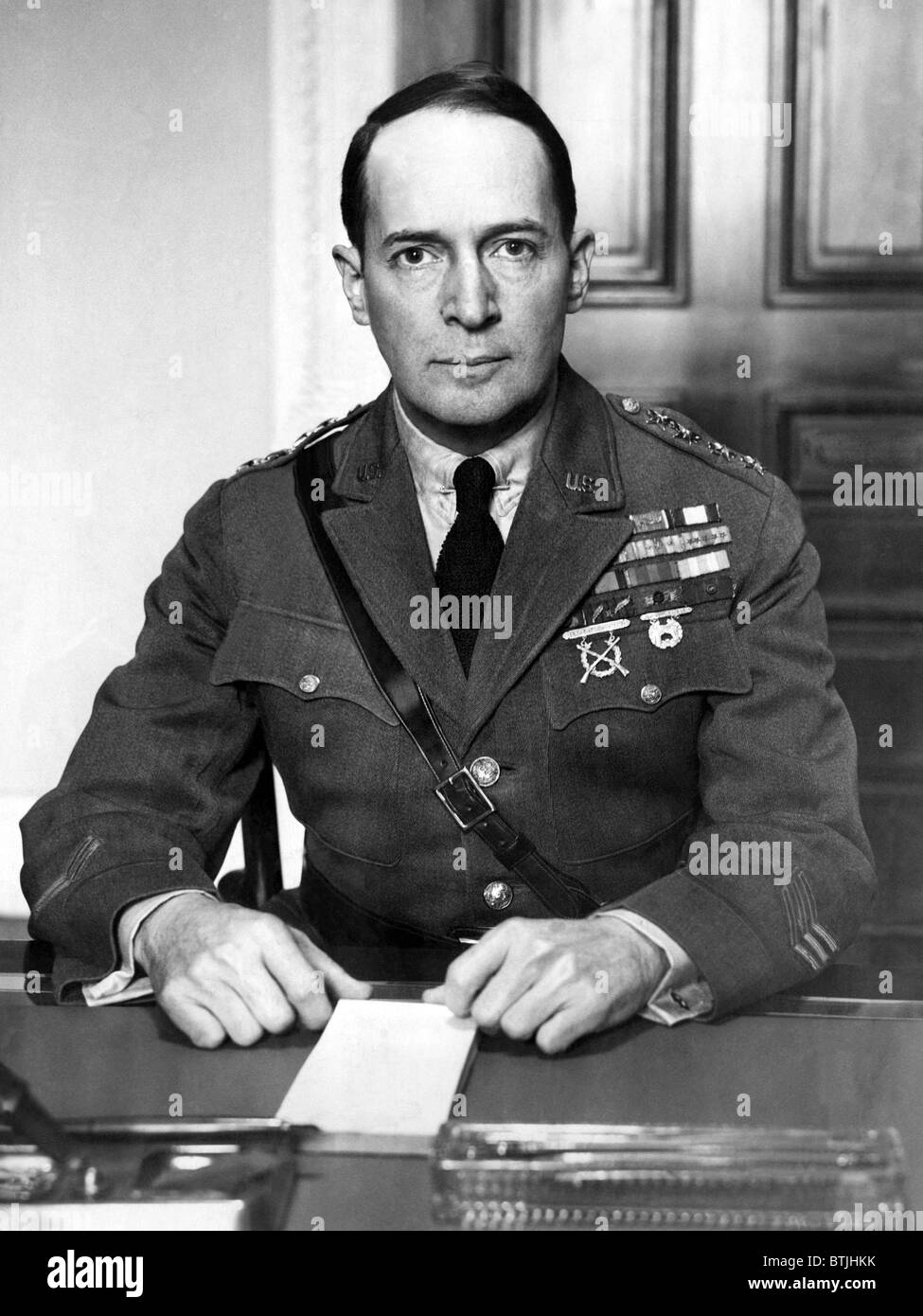 General Douglas MacArthur, (1880-1964), an seinem Schreibtisch als Chef des Stabes der US-Armee im Kriegsministerium, 21. November 1930 Stockfoto