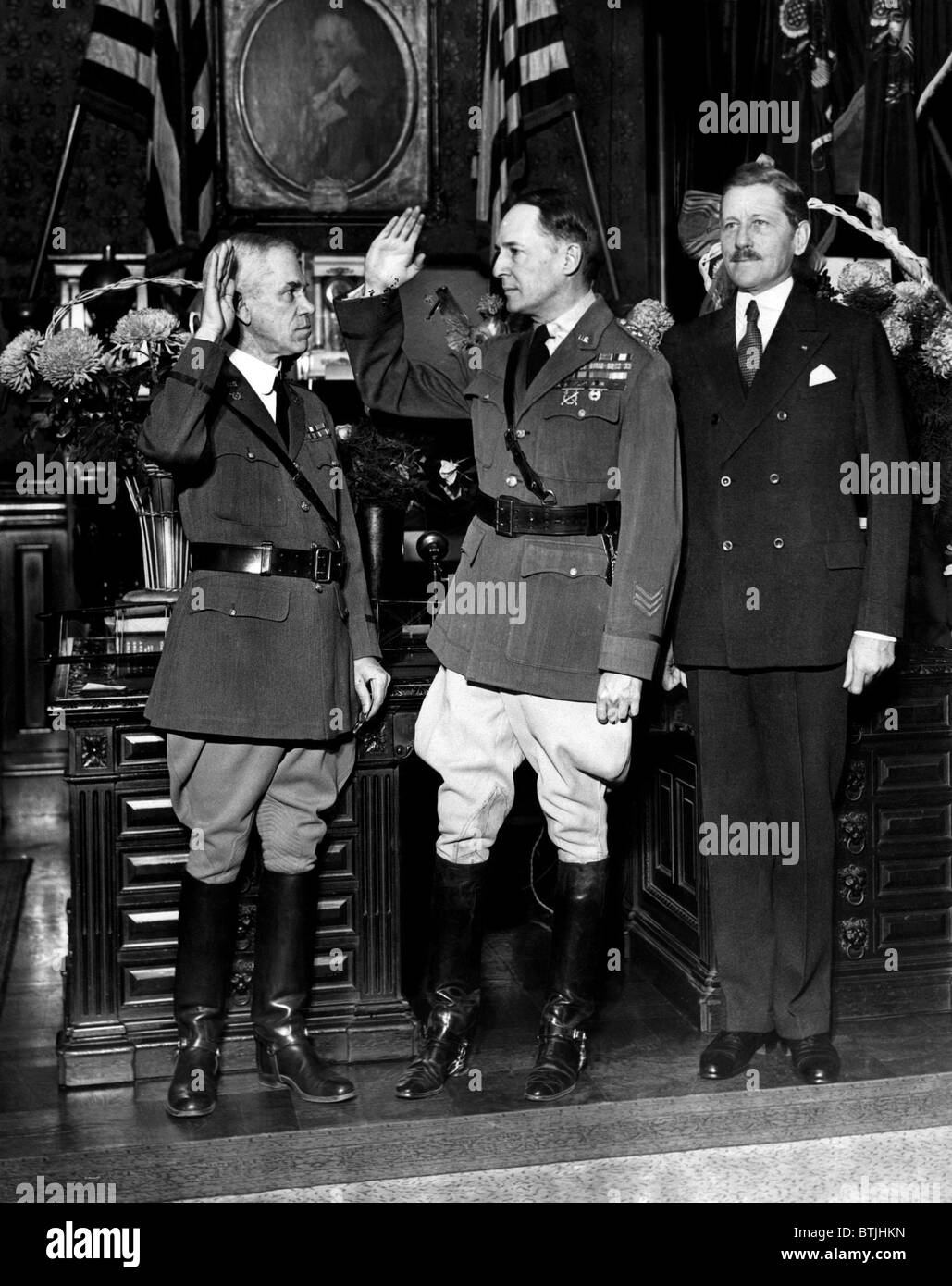 General Edward A. Kregar (links) Vereidigung General Douglas MacArthur (Mitte), als Stabschef der Armee in den Krieg-Abteilung Bui Stockfoto