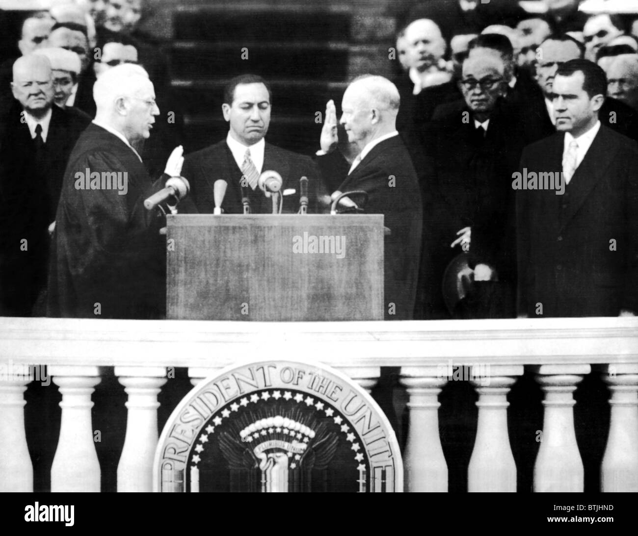 Präsident Dwight D. Eisenhower (3. von links), Vereidigung für seine 2. Semester; Chief Justice Earl Warren (links), John T. Fey) Stockfoto