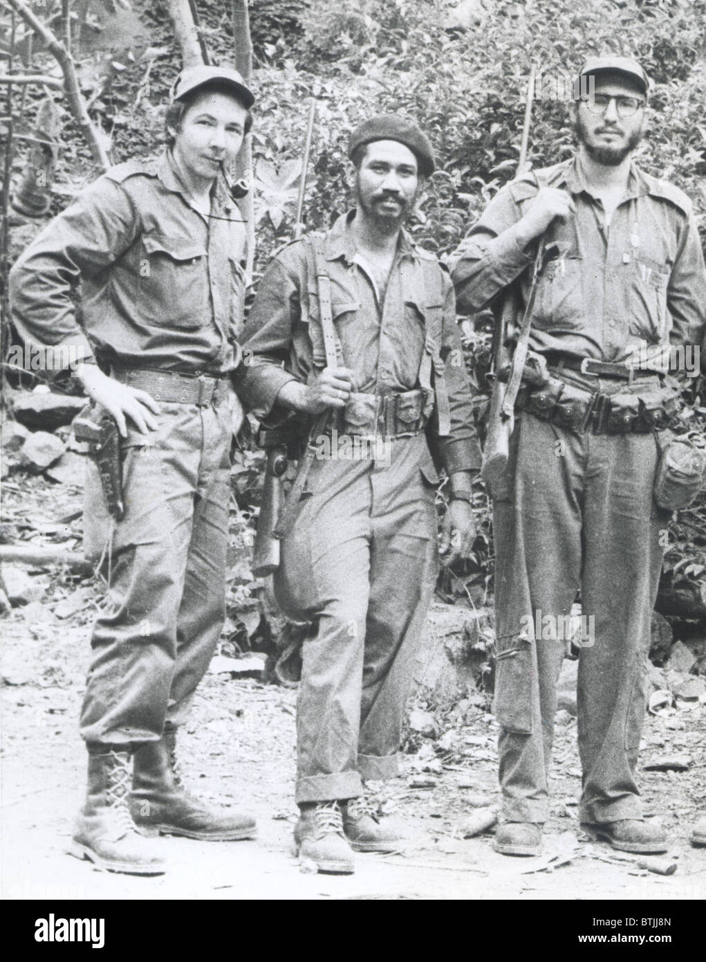 FIDEL CASTRO (ganz rechts), mit seinem Bruder RAUL CASTRO (ganz links) und JUAN ALMEIDA (Mitte), bekannt als "Kubanischen Rebellen", c. 1959 Stockfoto