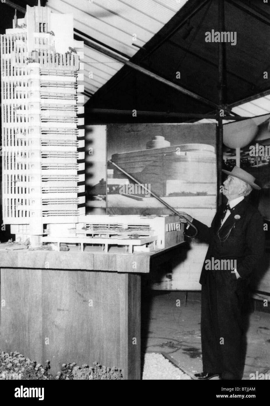 Amerikanischen Architekten Frank Lloyd Wright auf ein Modell des Turmes Preis in Oklahoma City, 1953. Stockfoto