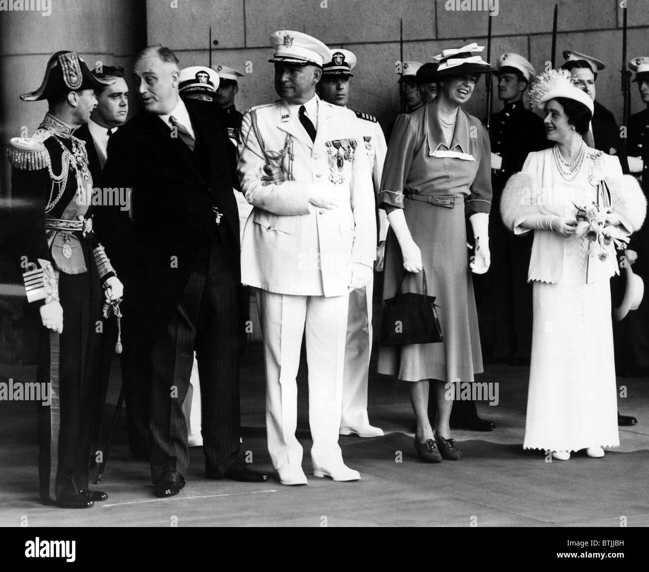 Vordere Reihe, L-r: König George VI, Präsident Franklin D. Roosevelt, General Edwin M. Watson, First Lady Eleanor Roosevelt und Quee Stockfoto