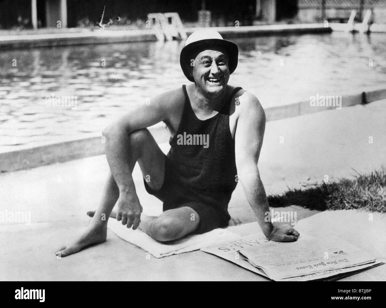 Gouverneur (und späteren US-Präsidenten), Roosevelt (1882-1945), am Pool in seinem Haus in Warm Springs, Georgia, 1932. Stockfoto
