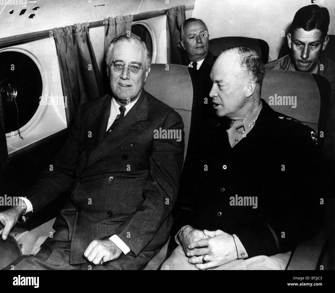 Präsident Franklin D. Roosevelt und General Dwight D. Eisenhower, fliegen nach Sizilien nach Konferenzen in Kairo, Dezember, 15 Stockfoto