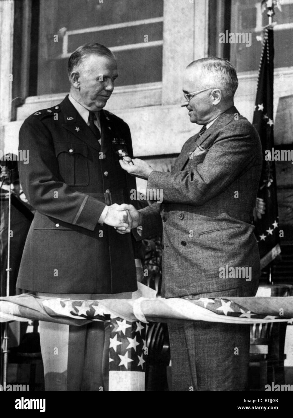 Präsident Harry Truman (rechts), Vergabe eine bemerkenswerter Service-Medaille an General George C. Marshall im Pentagon Hof, Stockfoto